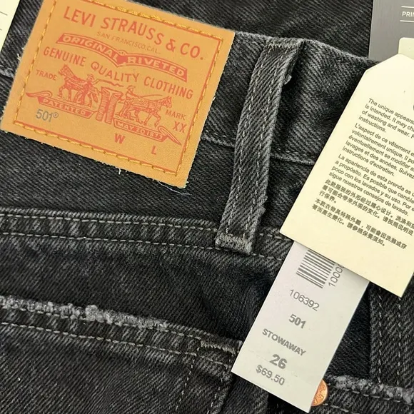 Aritzia Levi's 501 color black 501 Original Short