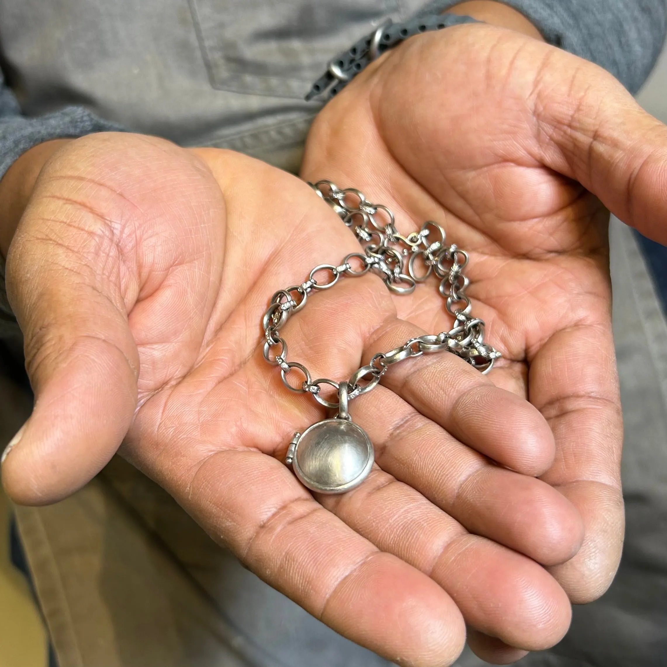 Sonoma Medium Locket in 18K Alpine Gold