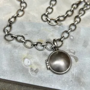 Sonoma Medium Locket in 18K Alpine Gold
