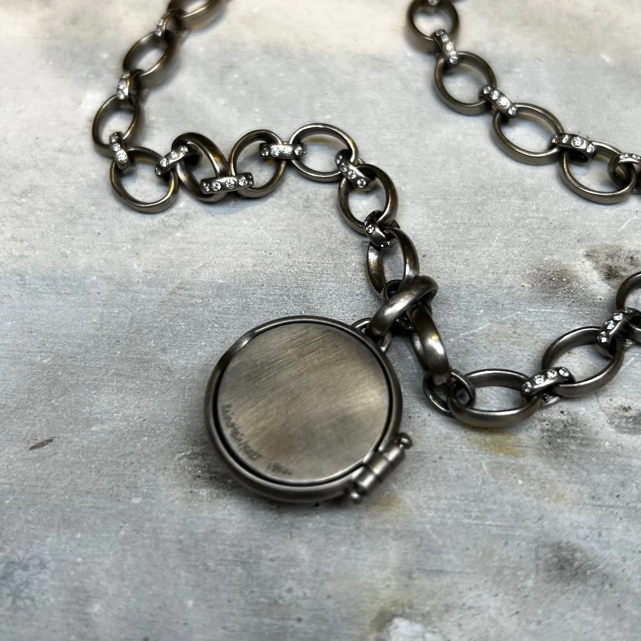 Sonoma Medium Locket in 18K Alpine Gold