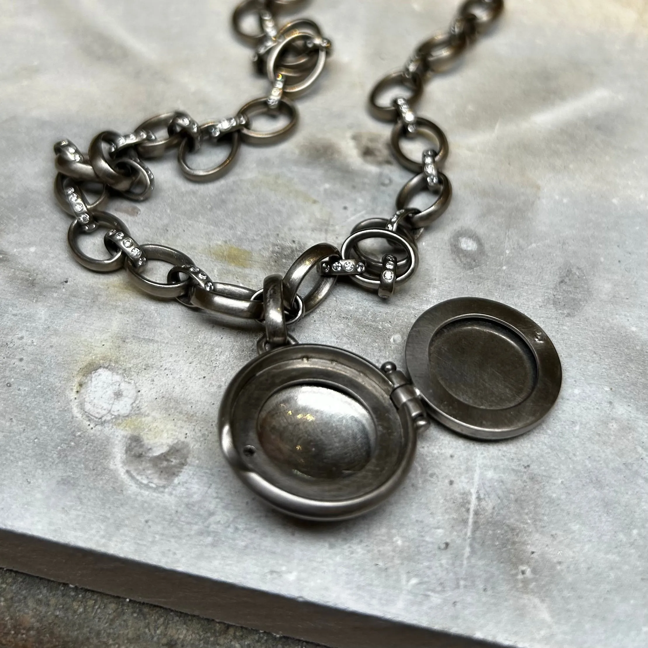 Sonoma Medium Locket in 18K Alpine Gold