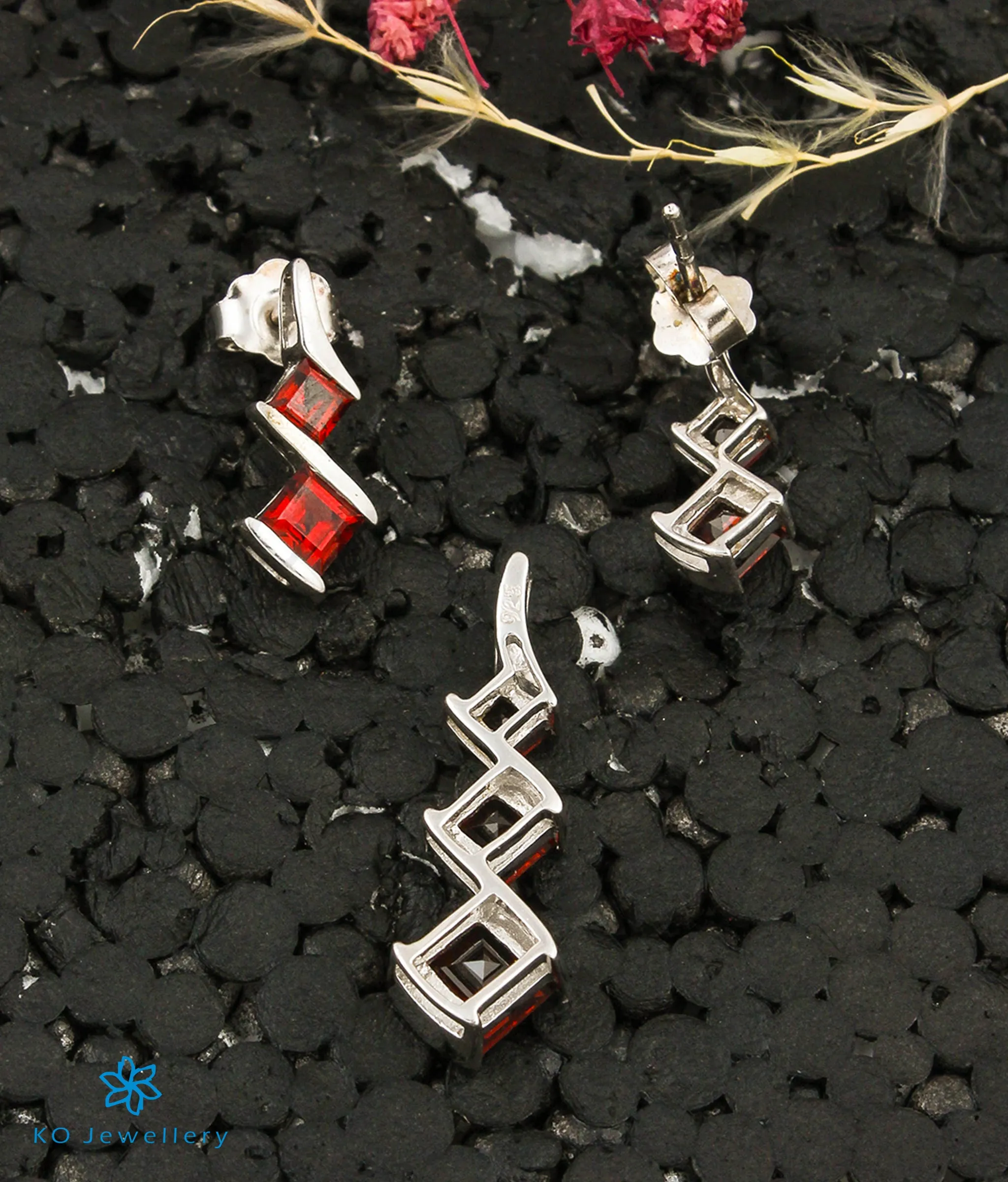 The Bushra Silver Garnet Pendant Set